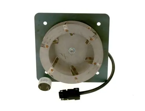 Bosch Abzugventilator mit runder Metalloberfläche, mehreren Anschlüssen und Kabel auf einer quadratischen Trägerplatte.